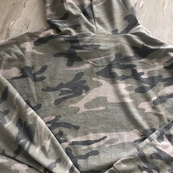 Cropped Lightweight Camo Hoodie - Picture 4 of 5